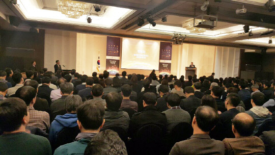 이상홍 IITP 센터장(단상)이 테크앤퓨처 지식콘서트에서 개회사를 하고 있다.